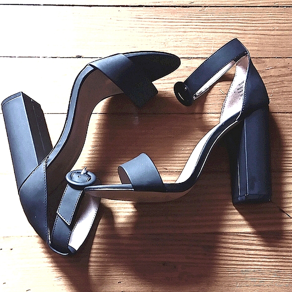 MIX No. 6. AVREY BLACK FAUX LEATHER. BLOCK HEEL SANDAL. SIZE 9.